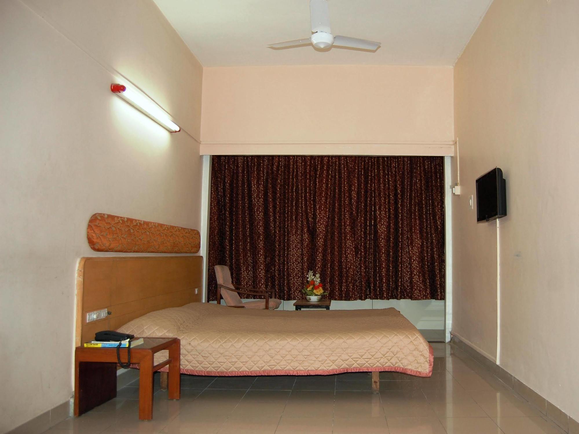 Hotel Raviraj Pune Zewnętrze zdjęcie